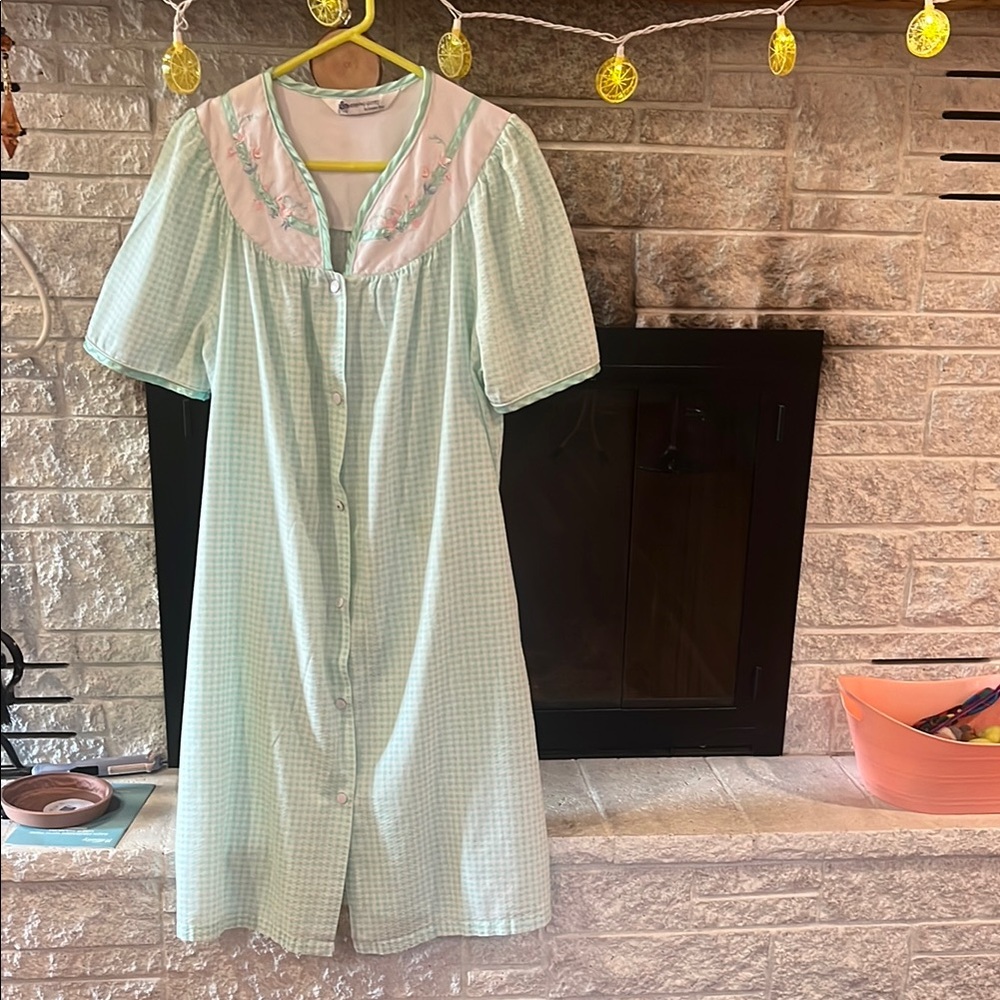 Light green and White House coat robe duster with snap closure    Vintage.